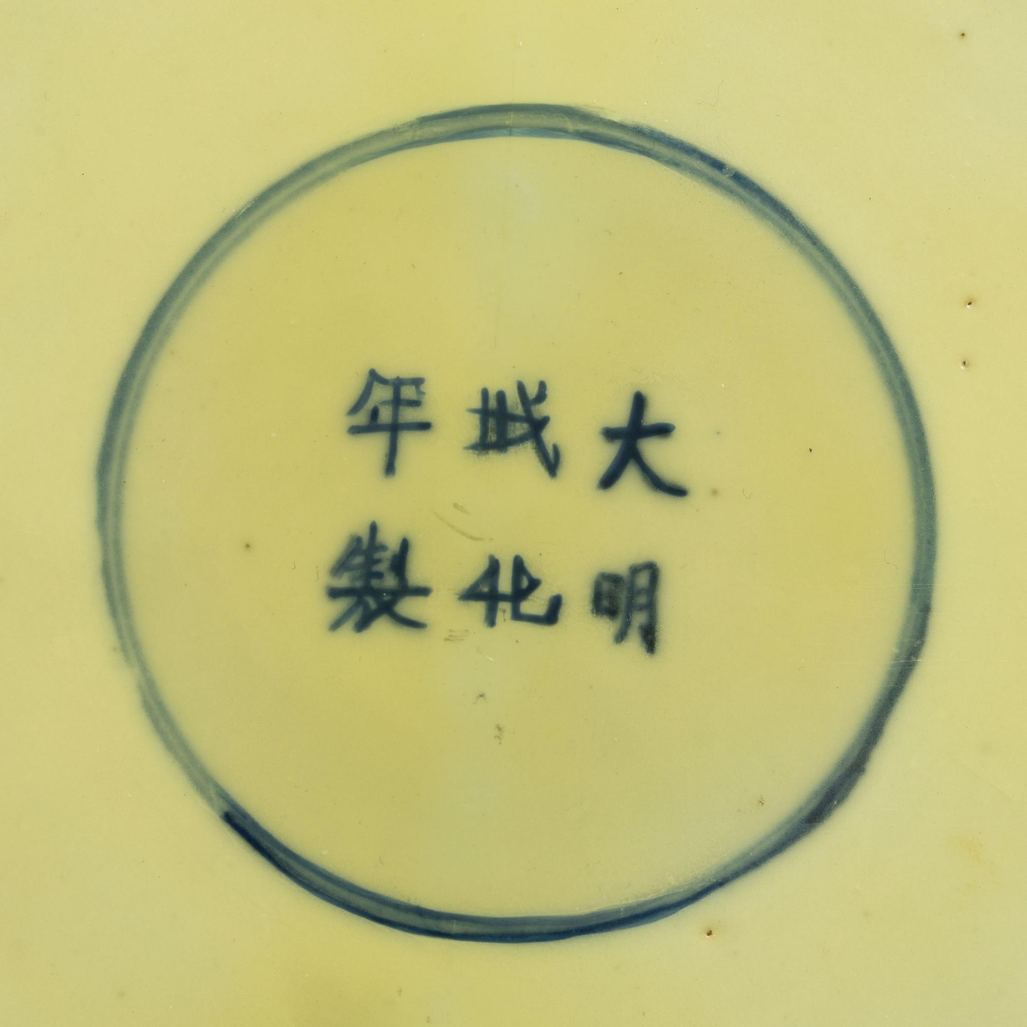 A large Chinese famille verte dish, Qing dynasty, Kangxi (1662-1722).