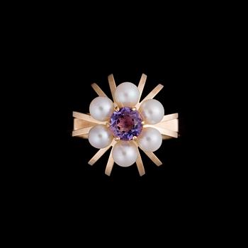 ELIS KAUPPI, A RING, 14K gold, pearls, amethyst, Kupittaan Kulta 1968.