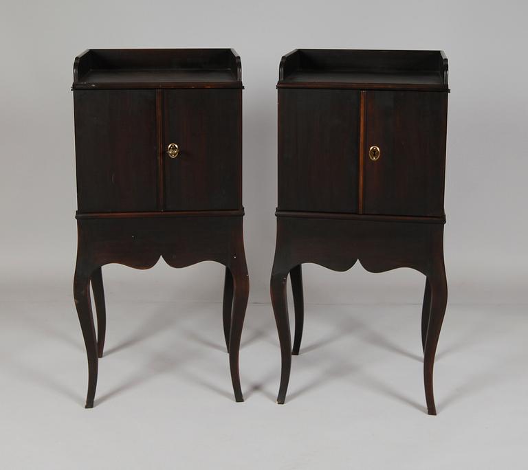 POTTSKÅP, 1 par, rokokostil, för Nationalmuseum, 1900-talets andra hälft.