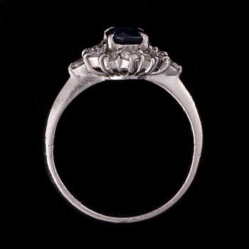 RING, platina, safir, diamanter. Vikt ca 4,3 g.