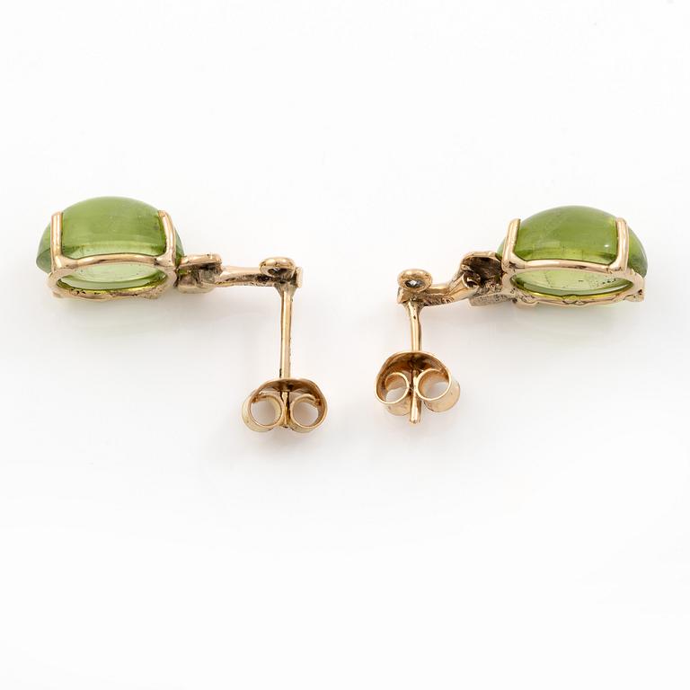 Earrings, Mandelstam, 18K gold with cabochon-cut peridot and octagonal- and brilliant-cut diamonds.