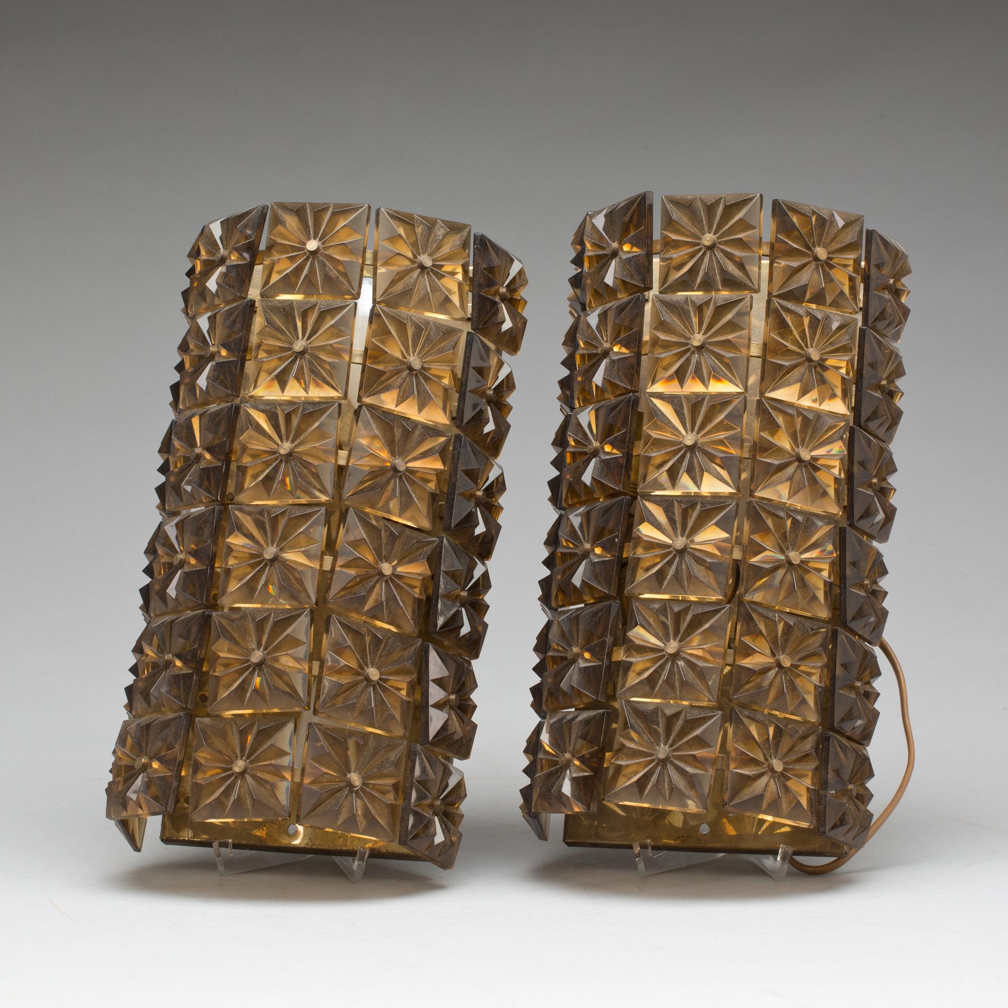 VÄGGLAMPETTER, ett par, 1900-talets andra hälft.