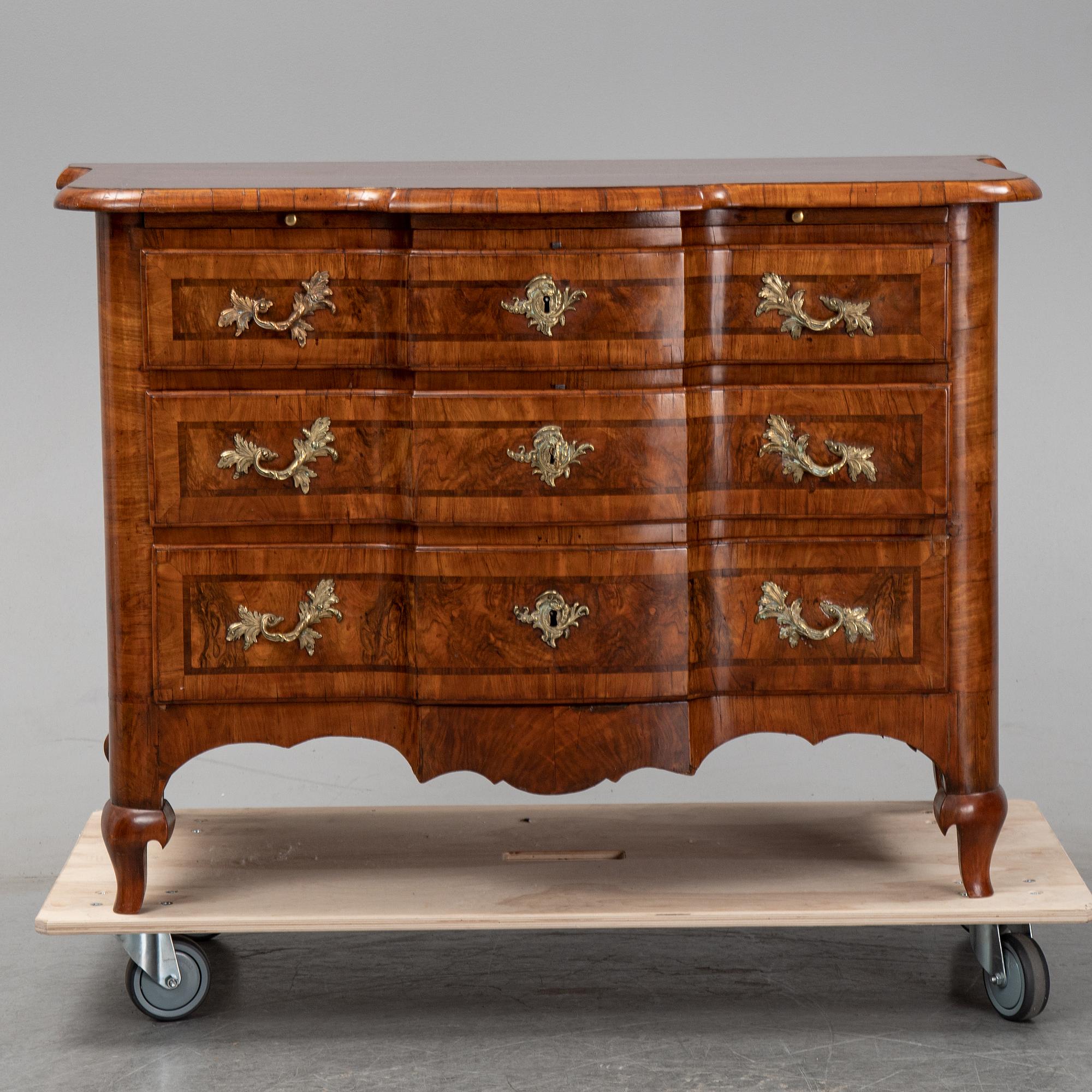 A first half of the 18th Century late Baroque chest of drawers.