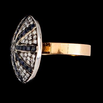 RING, 18K vit- och rödguld, safirer och diamanter. Total vikt 6,5 g.
