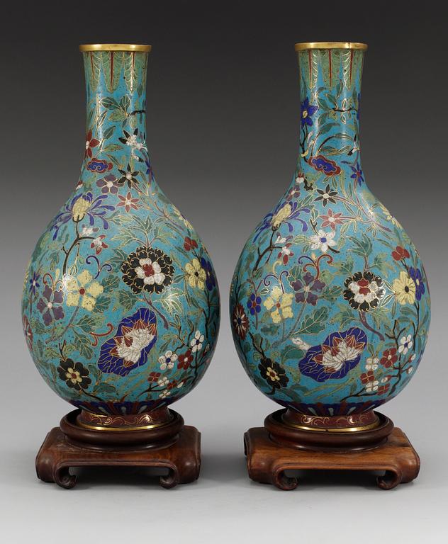 A pair of cloisonné vases, Qing dynasty (1644-1912).