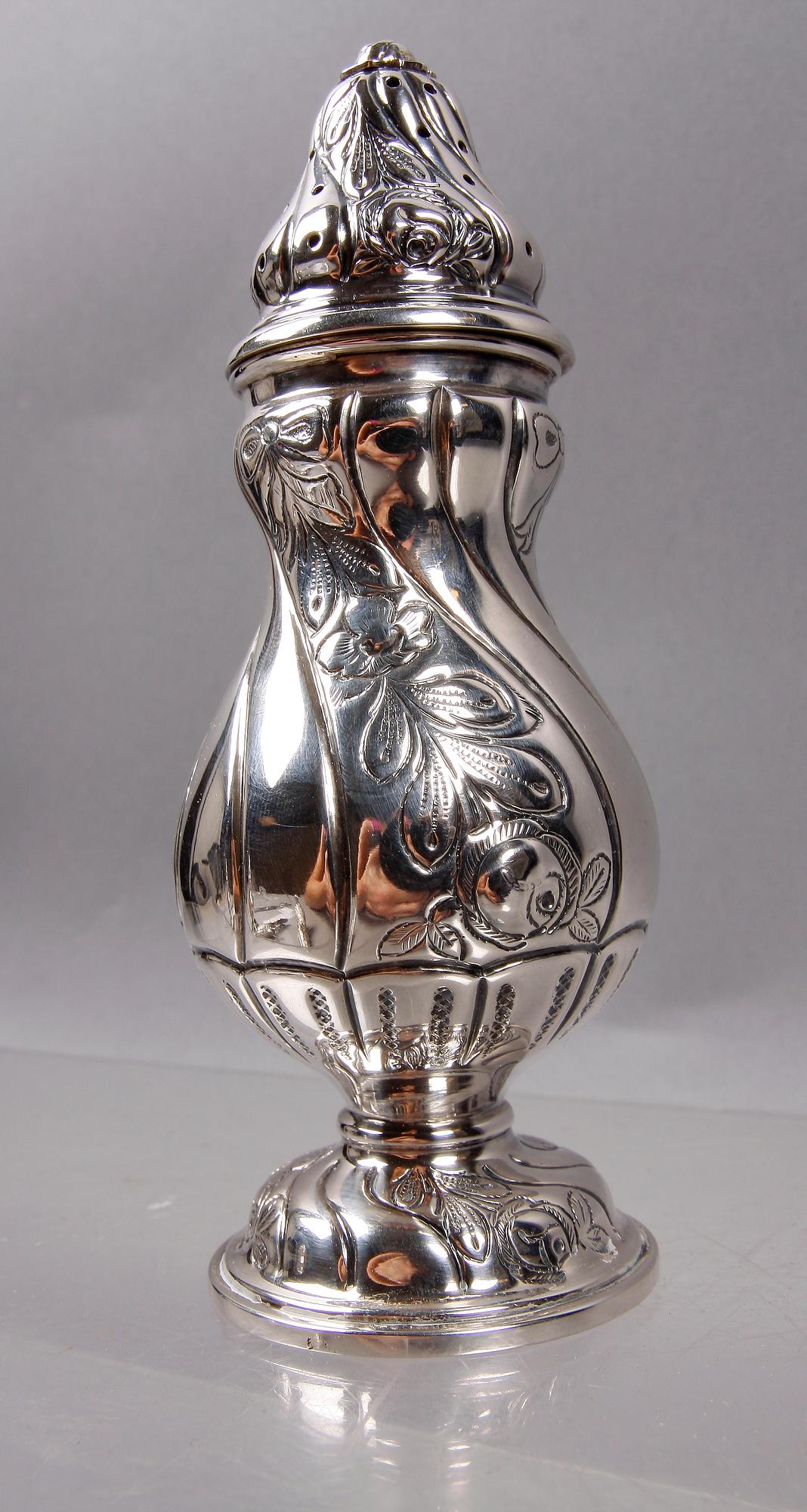 STRÖARE, ett par samt BORDSDEKORATIONER 2 st, silver, svenska importstämplar, 1900-tal.