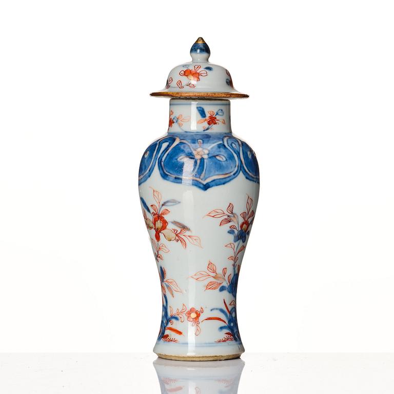 A Chinese imari vase with cover, Qing dynasty, early 18th Century, with Johanneum mark N:145x.