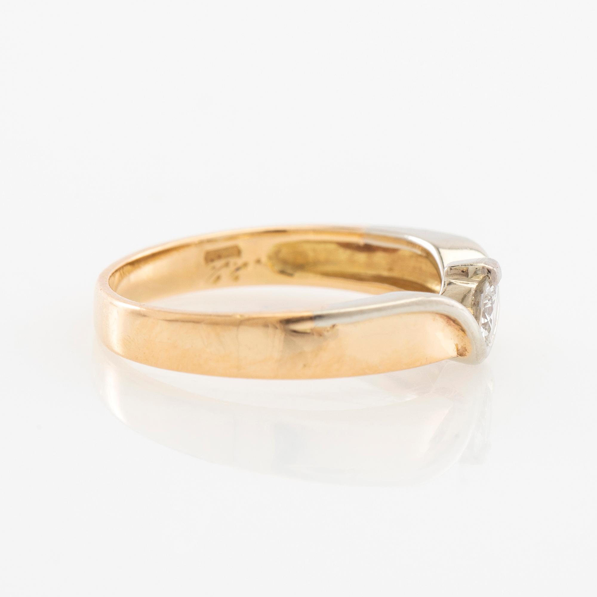 Ring 18K rött och vitt guld med en rund briljantslipad diamant, Raiteri & Carrero Valenza Italien.