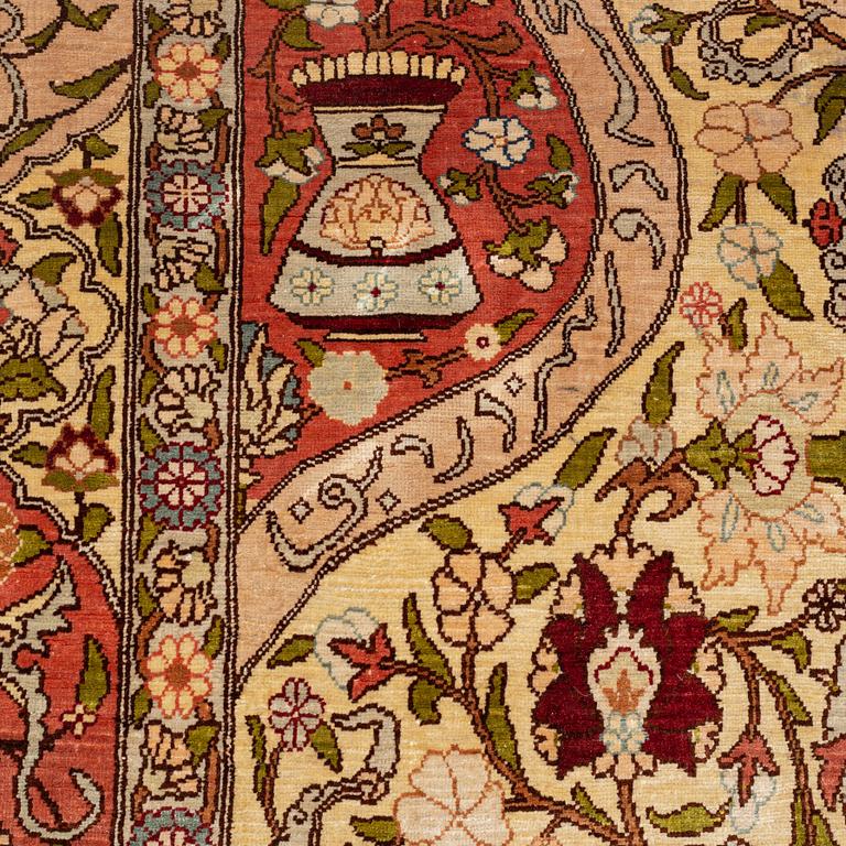 A silk Hereke, rug, ca 103 x 73 cm.