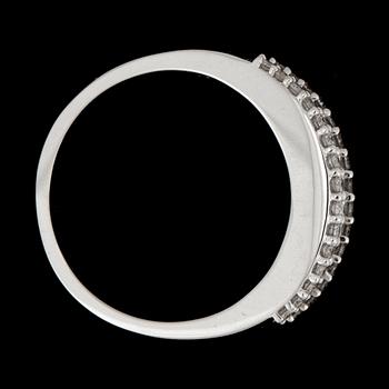 RING med baguette- och briljantslipade diamanter, ca 0.89 ct. Kvalitet H/ SI.
