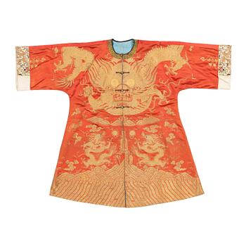 An embrodered silk robe, Qing dynasty (1644-1912).