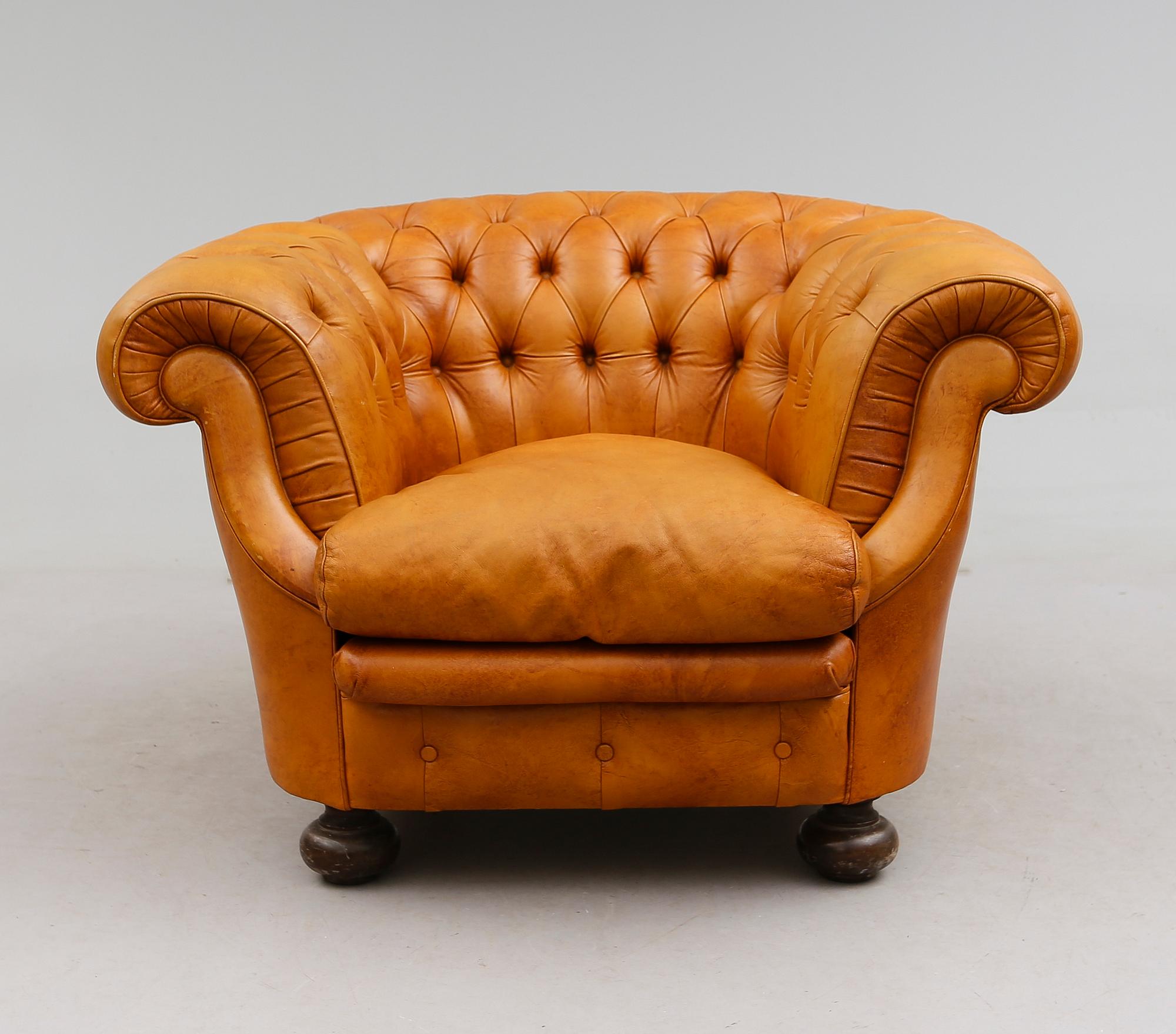FÅTÖLJ, Chesterfield-modell, 1900-talets andra hälft.