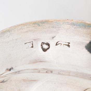 Wilhelm Fahlström, soppslev, silver, Helsingfors 1818-28 och Hjalmar Fagerroos' sockerskål, silver, Helsingfors 1909.