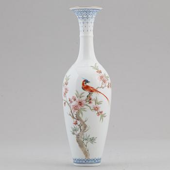 A Chinese eggshell porcelain vase, second half of the 20th century.