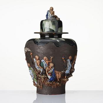 A large Japanese Sumidagawa jar with cover, Meiji period (1868-1912).