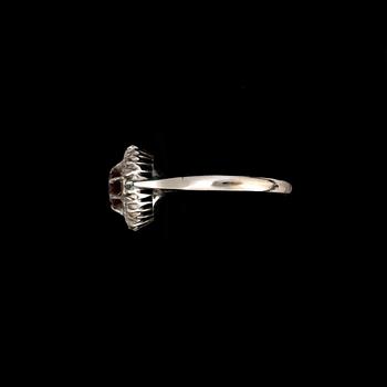 RING, 18K vitguld med rubin samt briljantslipade diamanter totalt ca 0,4ct. Vikt ca 4,2g.