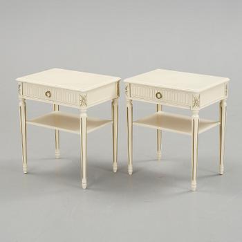 SÄNGBORD, ett par, gustaviansk stil, 1900-tal.
