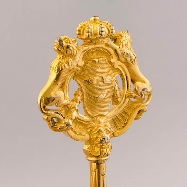 KAMMARHERRENYCKEL, gustaviansk, brännförgylld brons, Sverige 1700-talets slut.