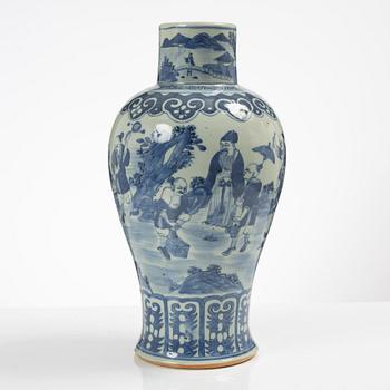 A Chinese blue and white porcelain vase, Qing dynasty, 19th century.