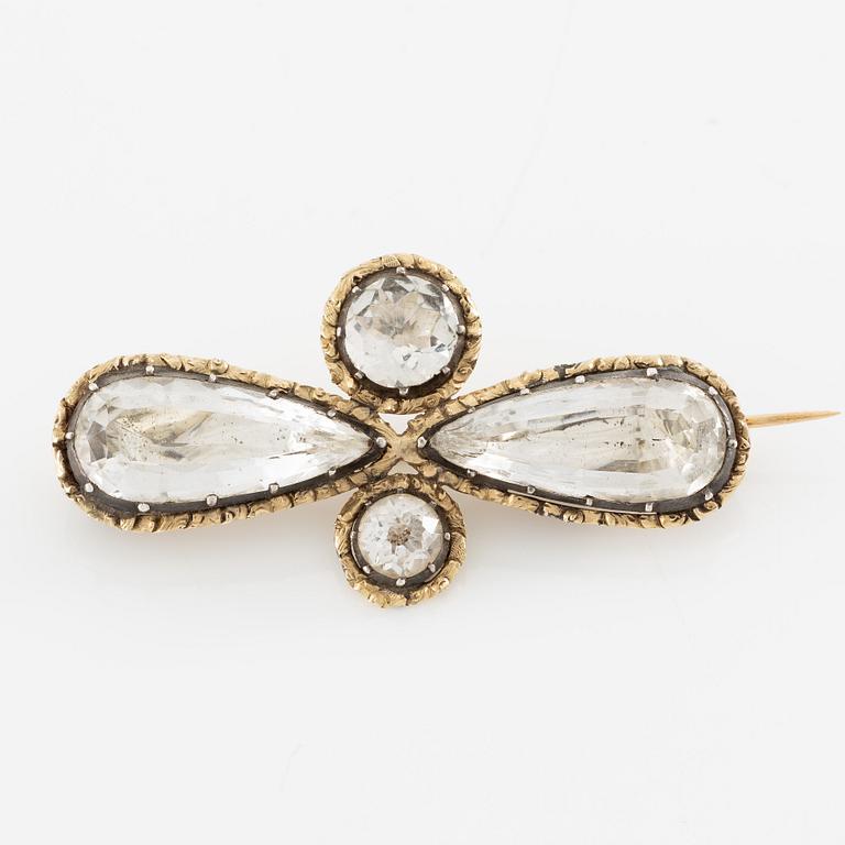 Brooch, gold with faceted rock crystal, around the turn of the century 1900.