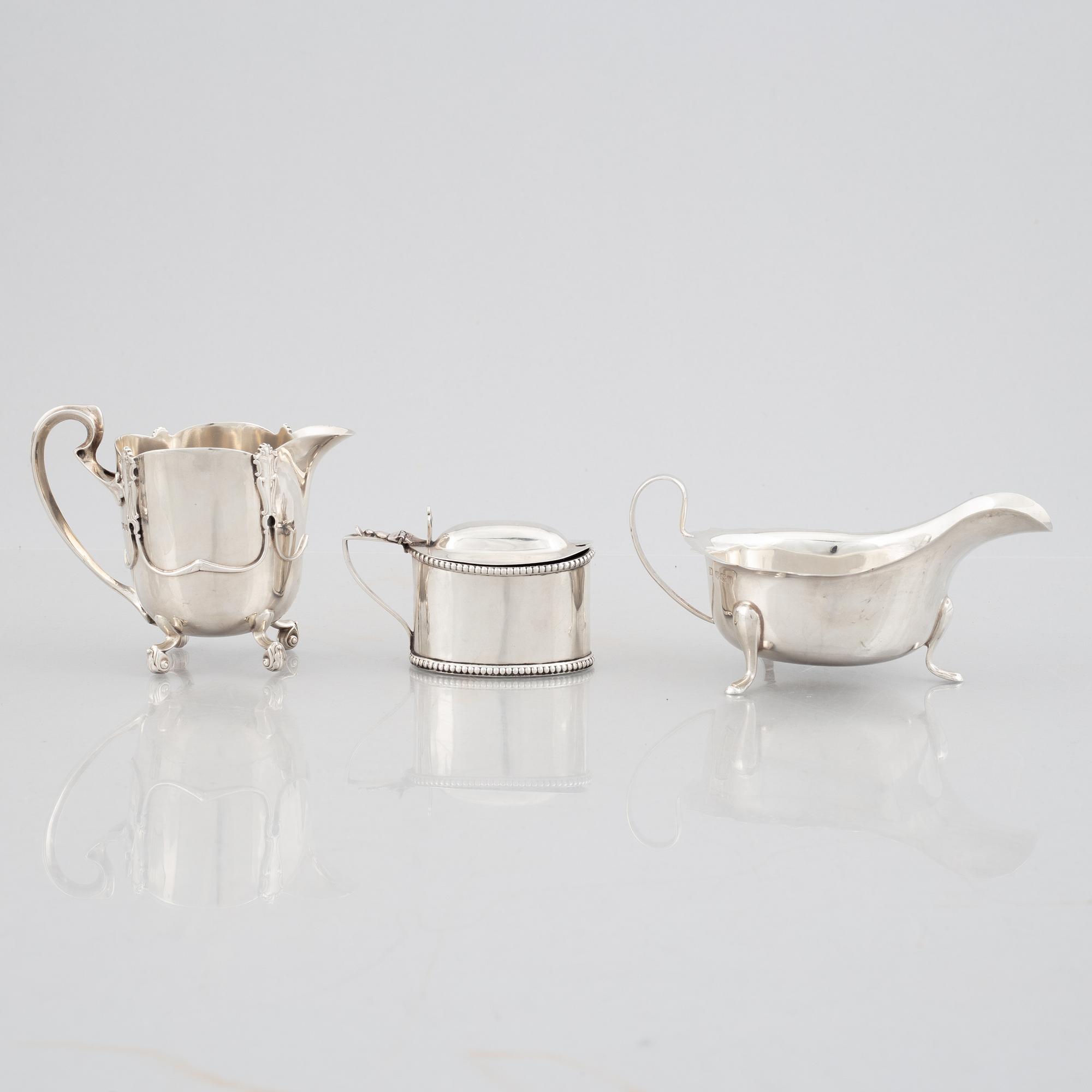 Seven pieces of English silver, different silver smiths, 1904-1936.
