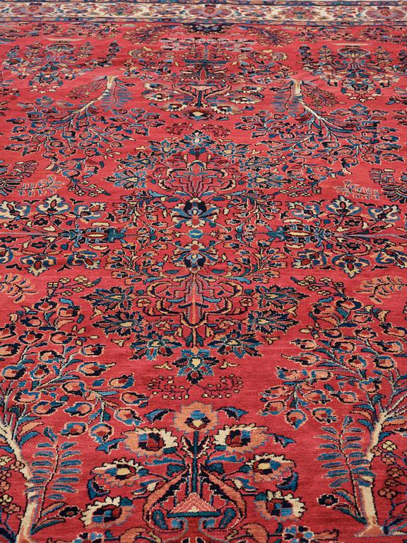 A CARPET, a semi-antique/old Lilihan probably, ca 470 x 343-349,5 cm (as well as 2-2,5 cm blue flat weave at the ends).