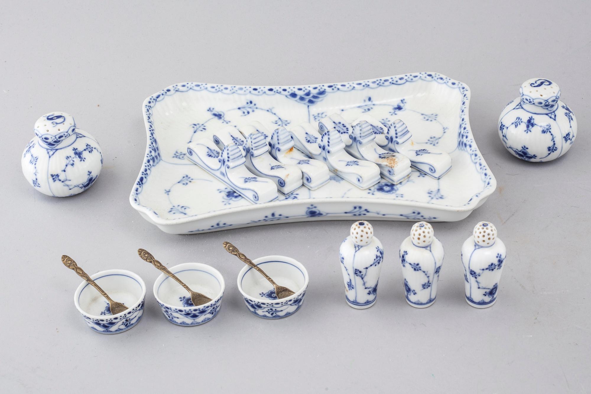 A porcelain tableware set of 69 pcs, "Musselmalet" by Royal Copenhagen, second half of the 20th century.
