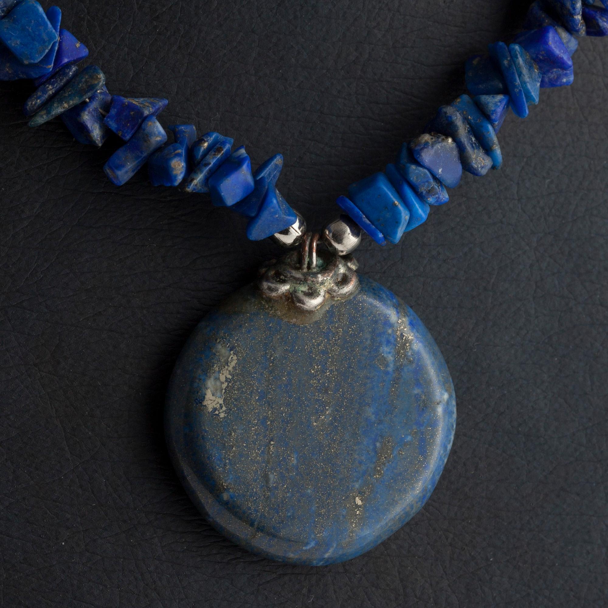 HÄNGSMYCKE, lapis lazuli, silverlås. 1900-talets slut.