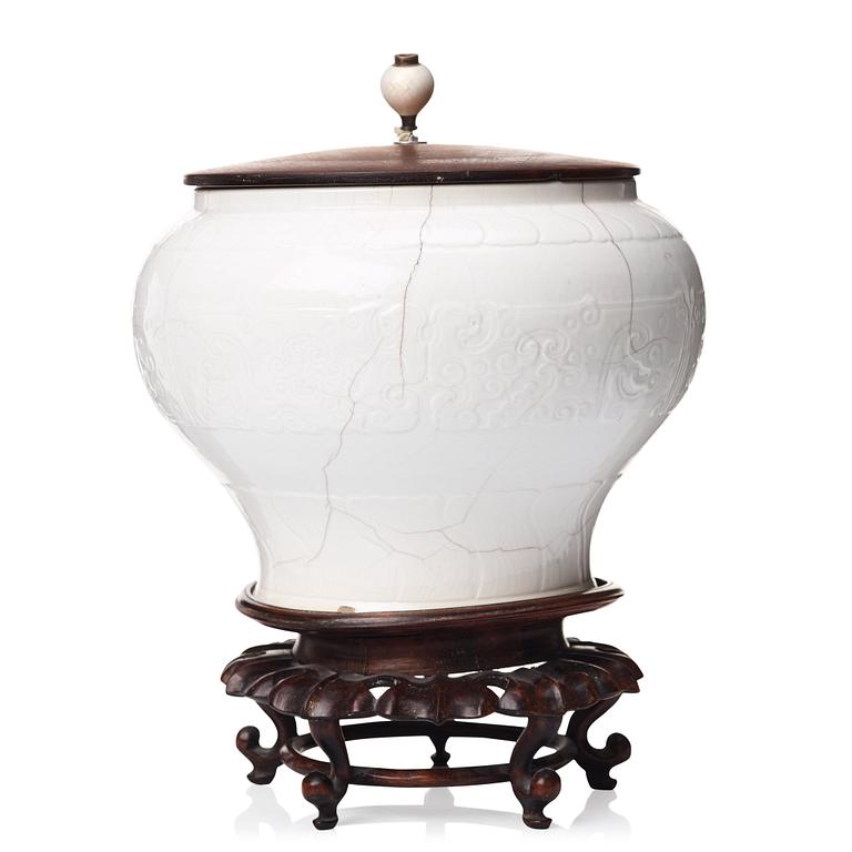 A white glazed jar, Qing dynasty, early 18th Century.