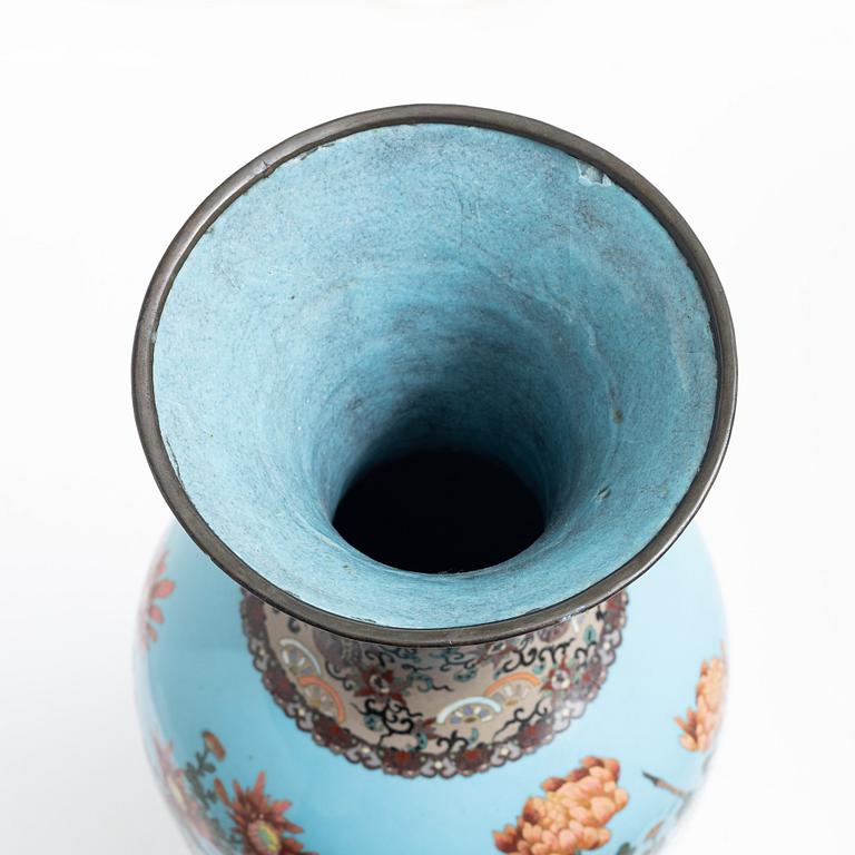 Vas, cloisonné på koppar, Japan, Meiji/Taishō, 1900-talets första del.