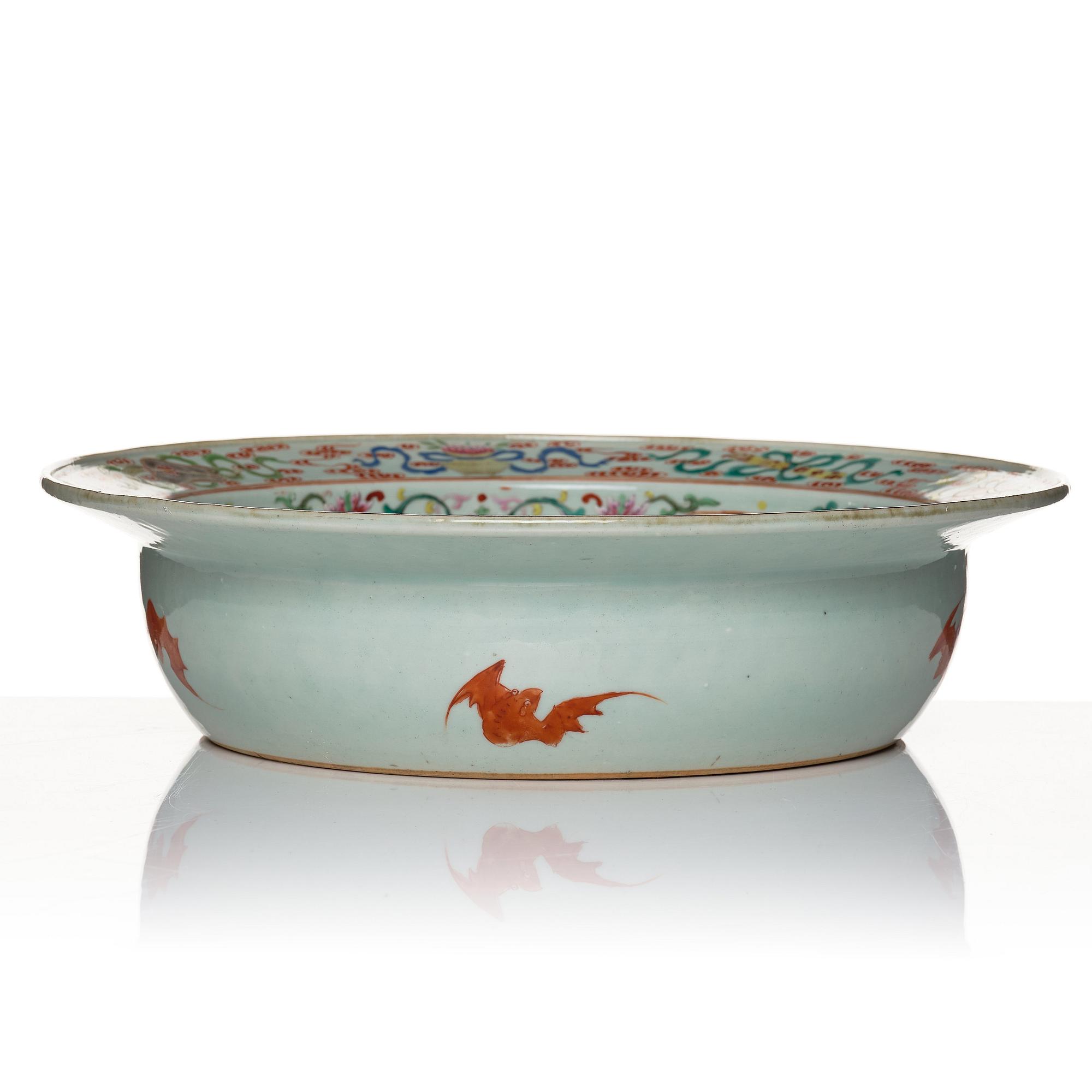 A large famille rose basin, Qing dynasty, 19th Century.