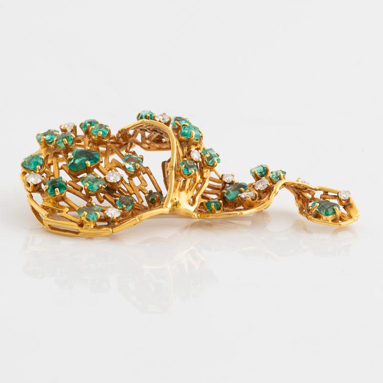 Gold emerald, and brilliant cut diamond brooch.