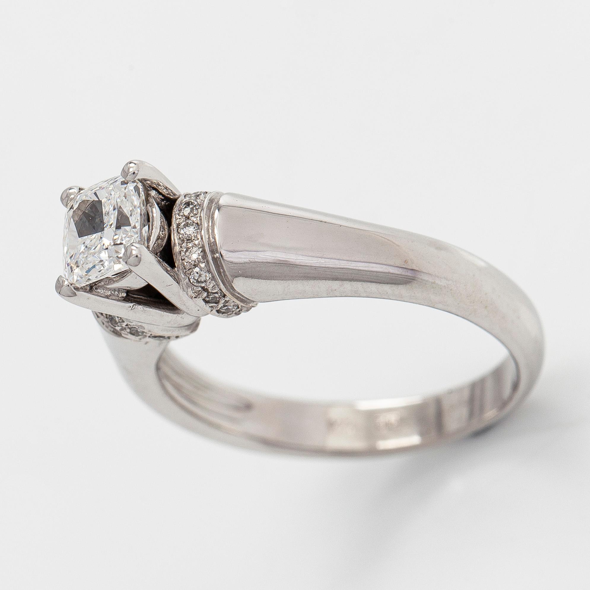 Ring, 14K vitguld med kuddslipad modifierad diamant.