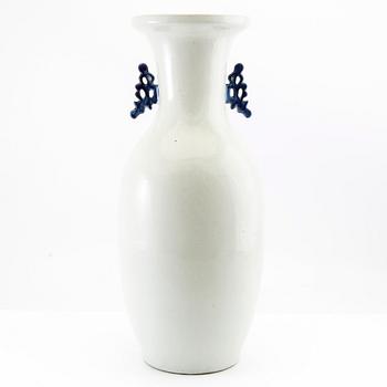 A blue and white Chinese vase, 20th century.