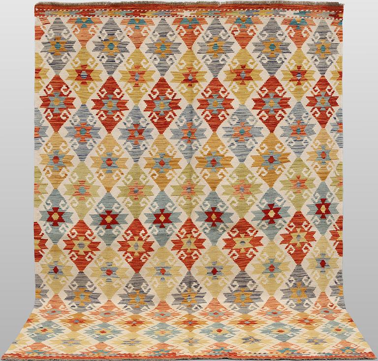 A Kilim rug, approx. 254 x 174 cm.