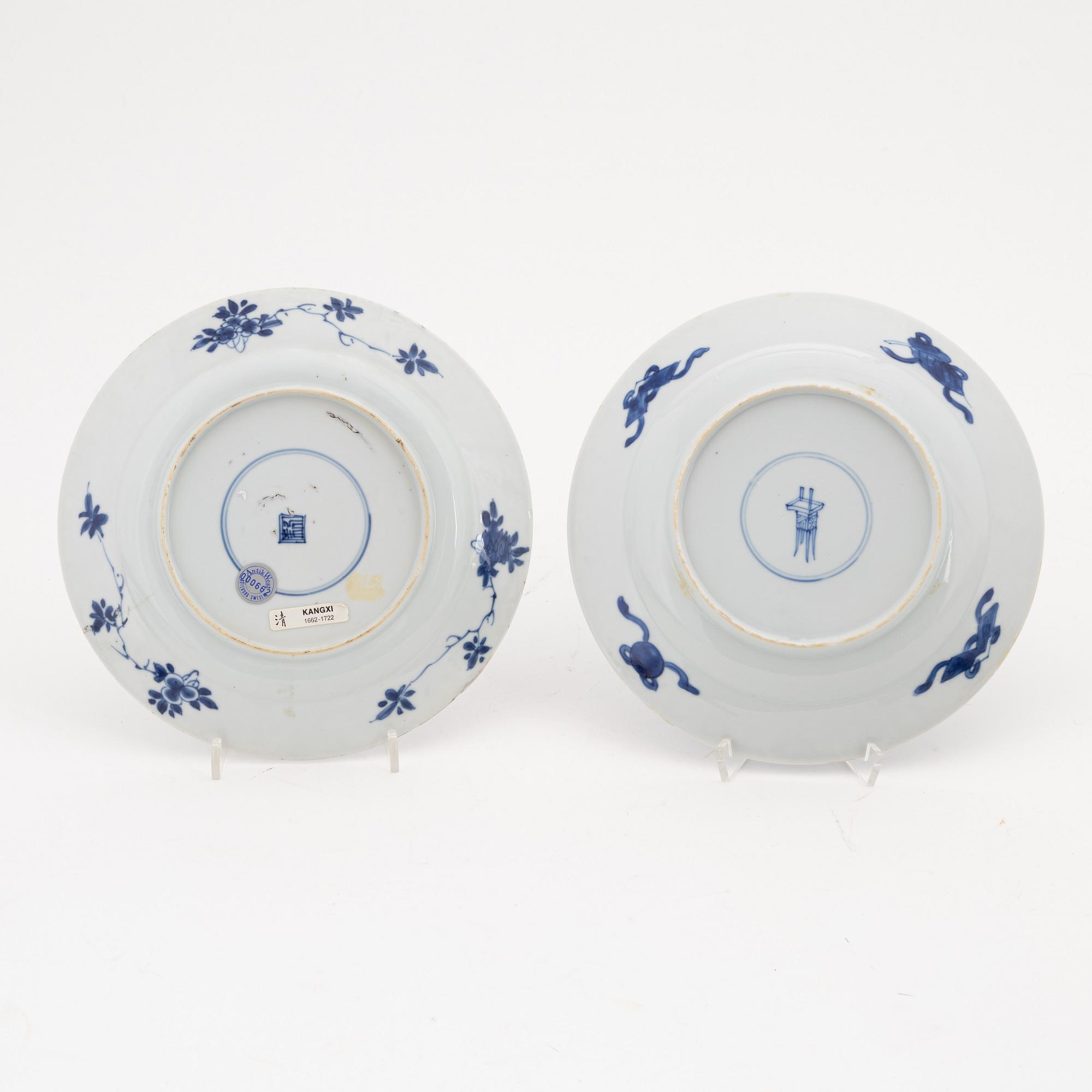 A group with two Chinese blue and white plates, two small dishes and three cups, Qing dynasty, Kangxi (1662-1722).