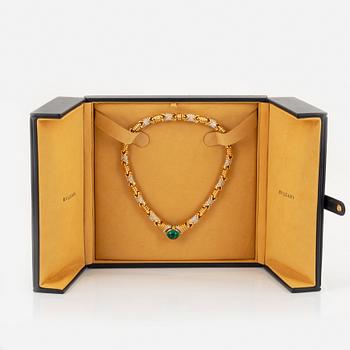 Bulgari collier med en cabochonslipad smaragd 12.51 ct enligt gravyr samt runda briljantslipade diamanter.