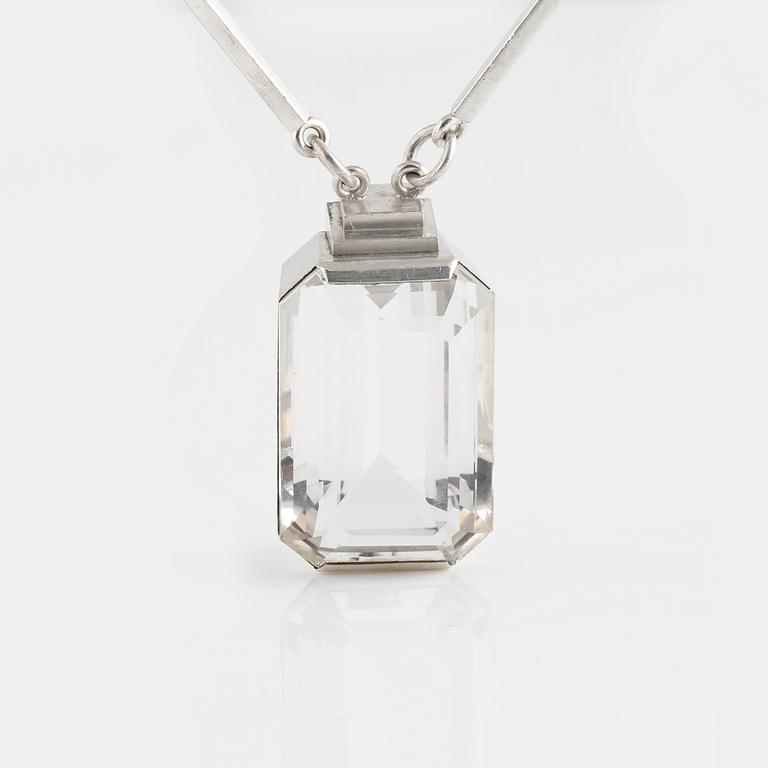 HALSSMYCKE, sterlingsilver med fasettslipad bergkristall, Wiwen Nilsson, Lund, 1942. Vikt 37,8 gram.