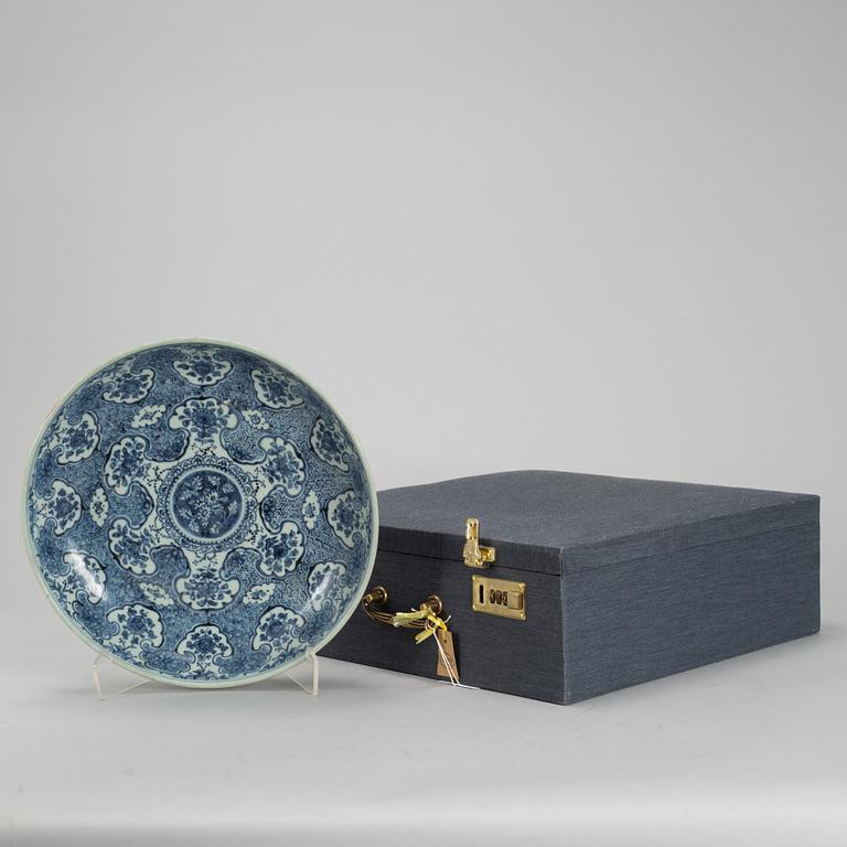 A blue and white dish, (1368-1644). For the south east asian market.