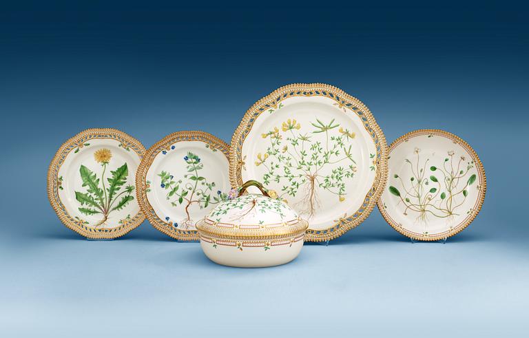 SERVERINGSFAT, fyra stycken samt KAROTT med LOCK, porslin. "Flora Danica", Kunglig Dansk, 1900-tal.