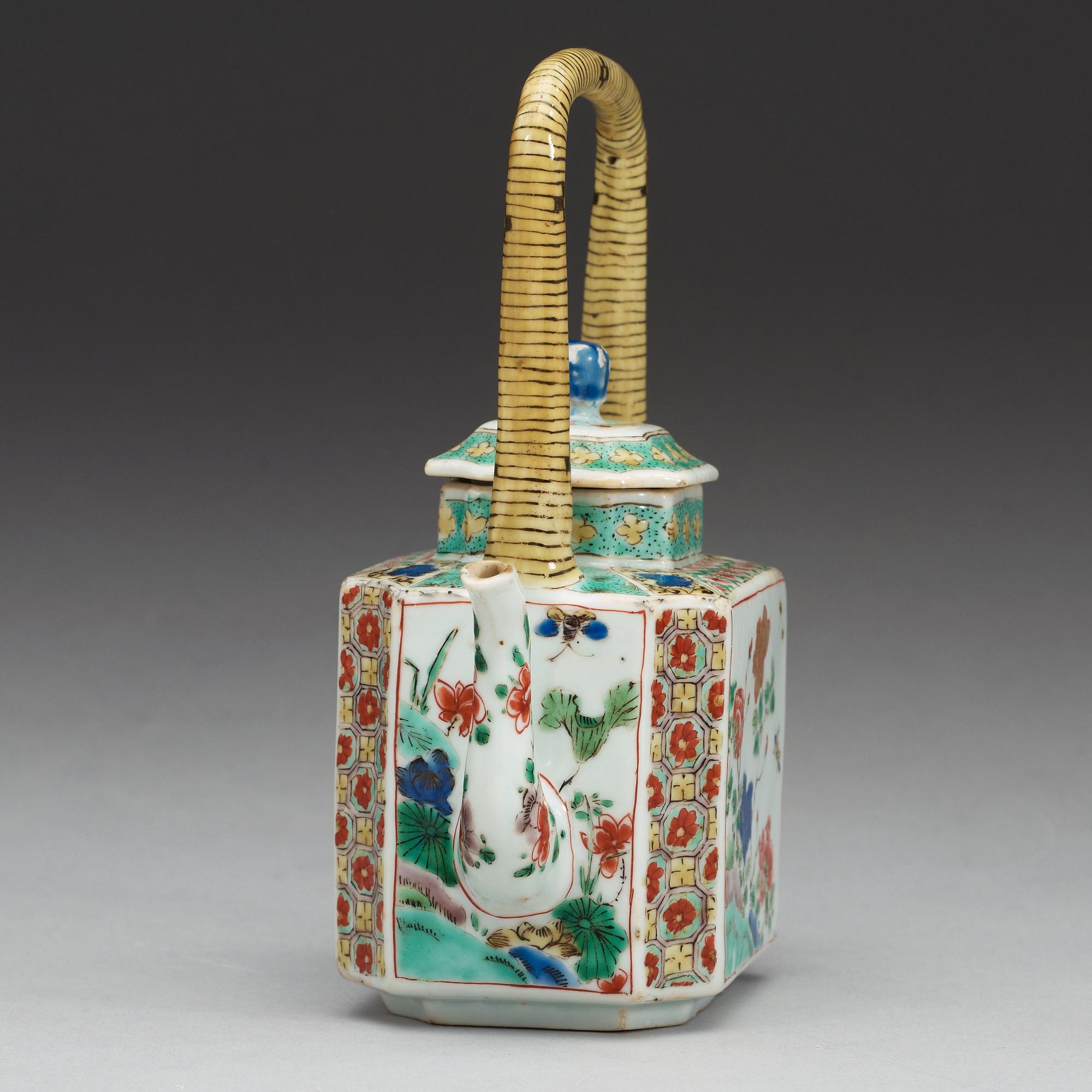 TEKANNA med LOCK, porslin. Qing dynastin, Kangxi (1662-1722).