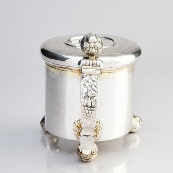 Dryckeskanna, delvis förgyllt silver, sannolikt av Jacob Fleischmann (verksam i Arensburg 1675-1698, Estland). Barock.