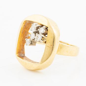 Ring in 18K gold set with round brilliant-cut diamonds.
