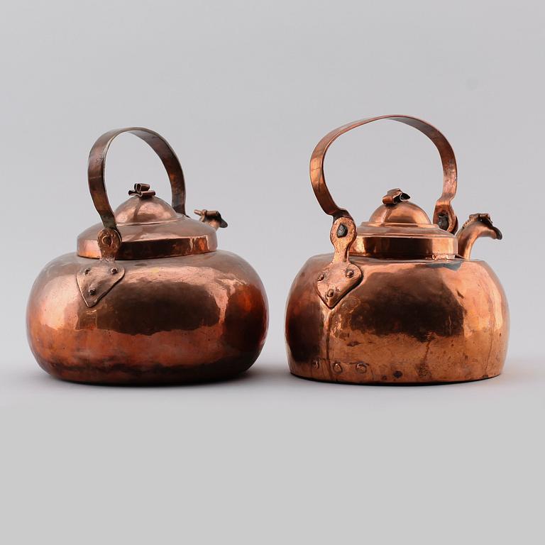KAFFEKANNOR, 2 st, koppar, 1800-tal.