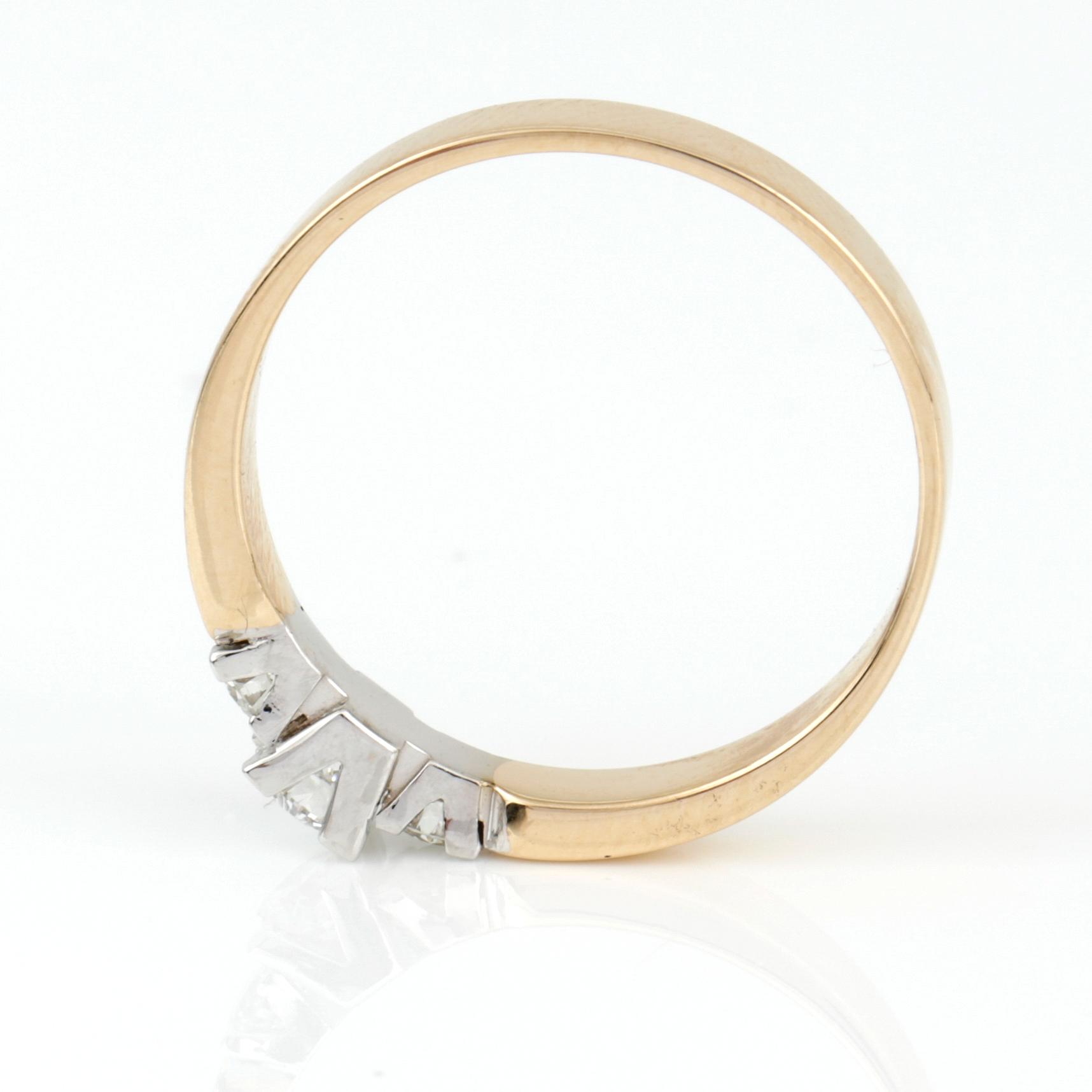 RING, tvåfärgad 14K guld med briljantslipade diamanter, tot ca 0,33 ct. Vikt ca 2,50 g.