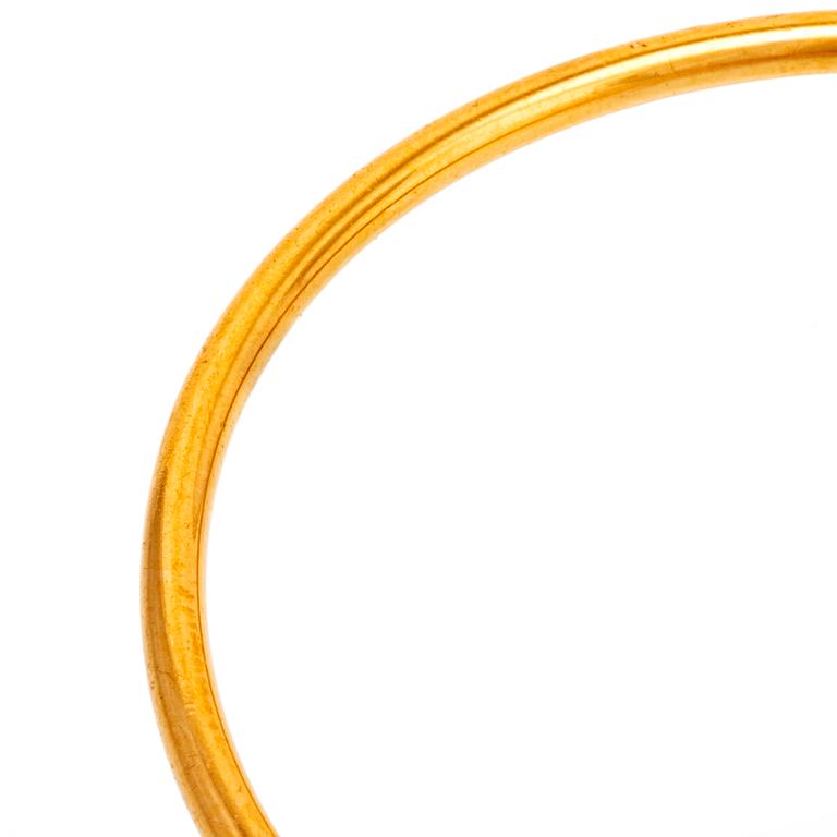 Bangle 18K gold, 23,6 g, inner circumference approx 19 cm, does not open.