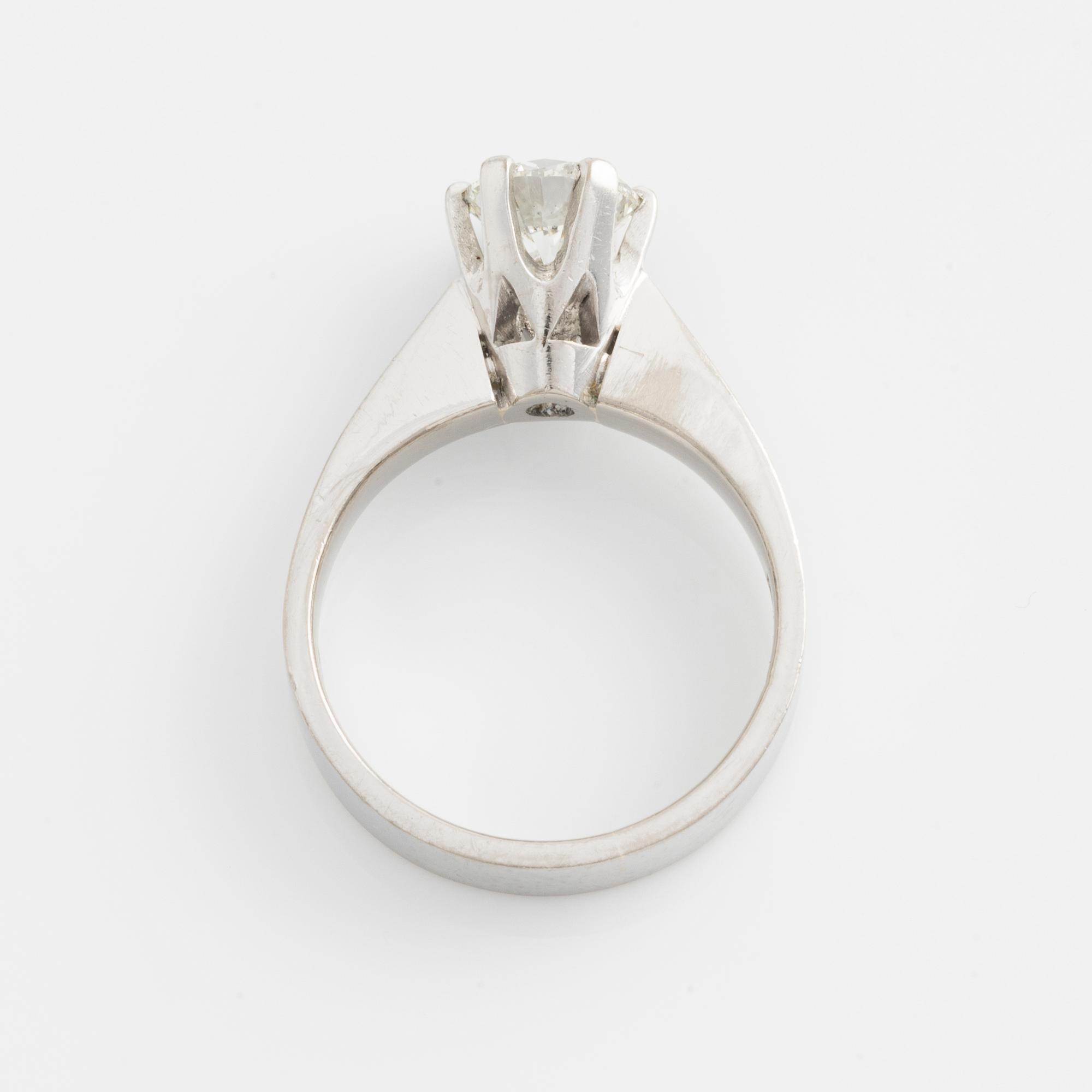Ring solitär med briljantslipad diamant.