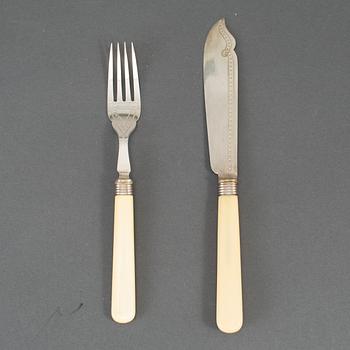 Fiskbestick 24 st, pläter med bensskaft, England 1800-/1900-tal.