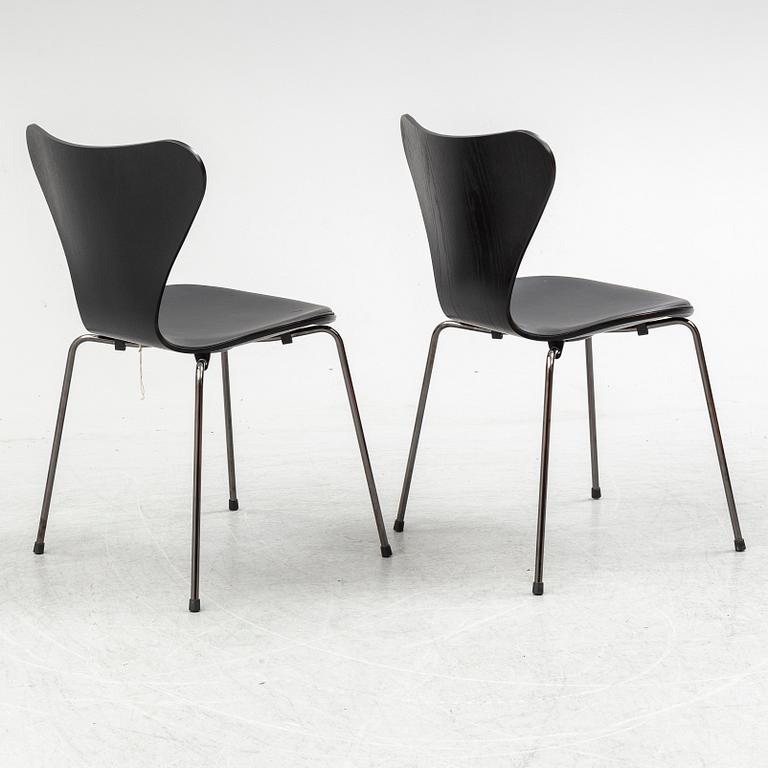ARNE JACOBSEN, stolar, ett par, "Sjuan 3107 Black Edition" för Fritz Hansen, Danmark, 2016.