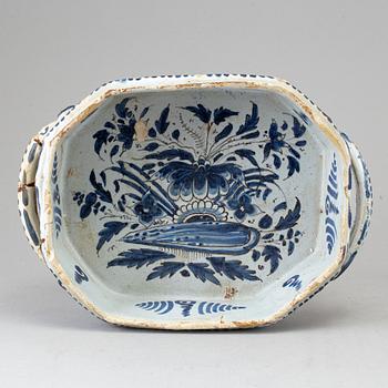 A blue and white faiance cooler/tureen/jardiniere with dish, 18th century.